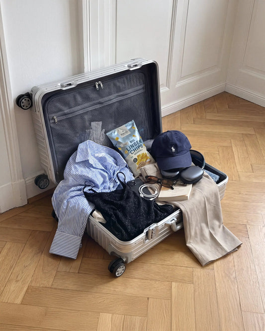 Reisesnacks: Was wirklich in deine Tasche gehört (und warum die Raststätte deinen Geldbeutel nicht verdient)