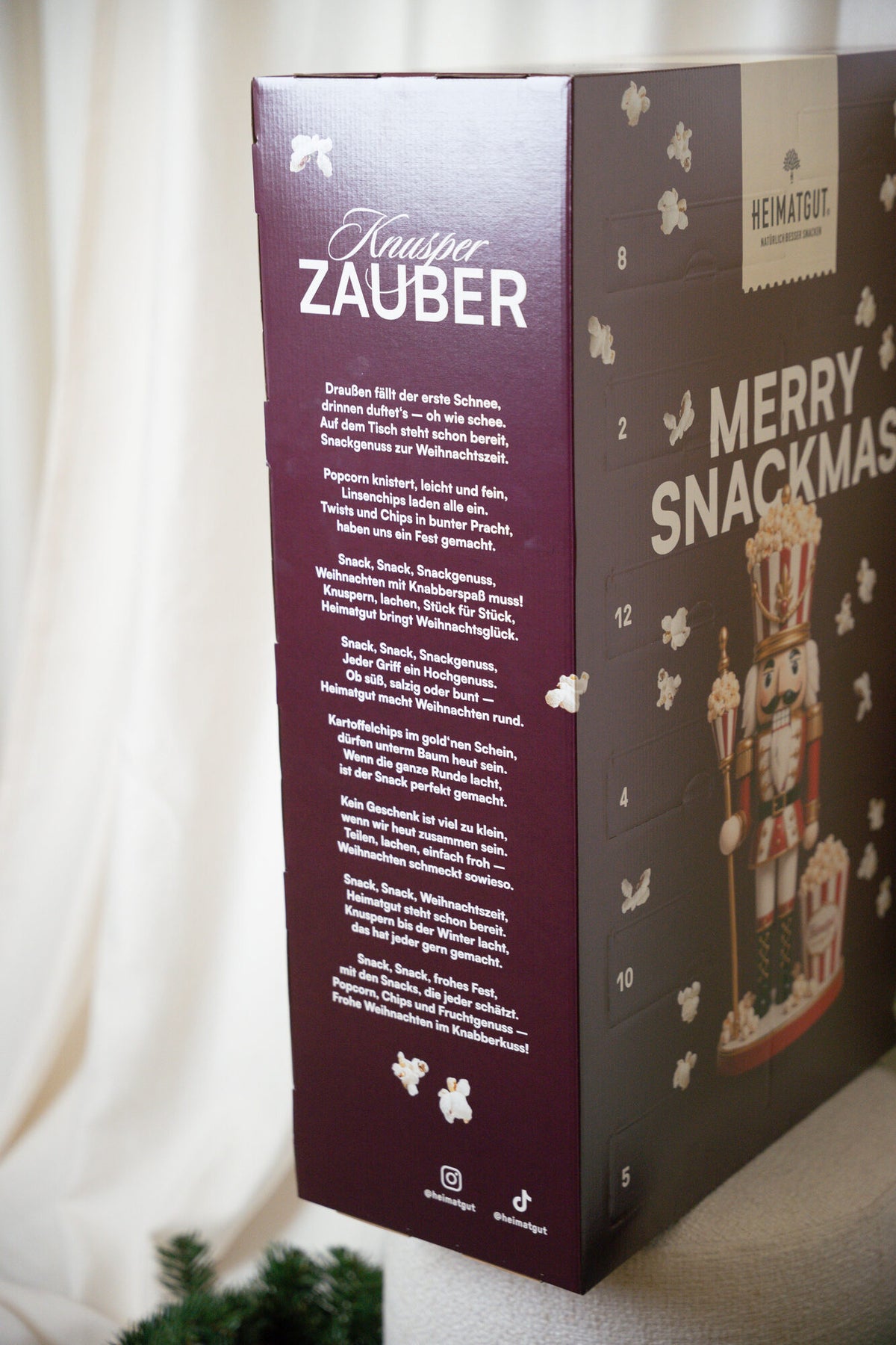 Heimatgut Adventskalender 2026 Seitenansicht mit Gedicht „Knusper Zauber“