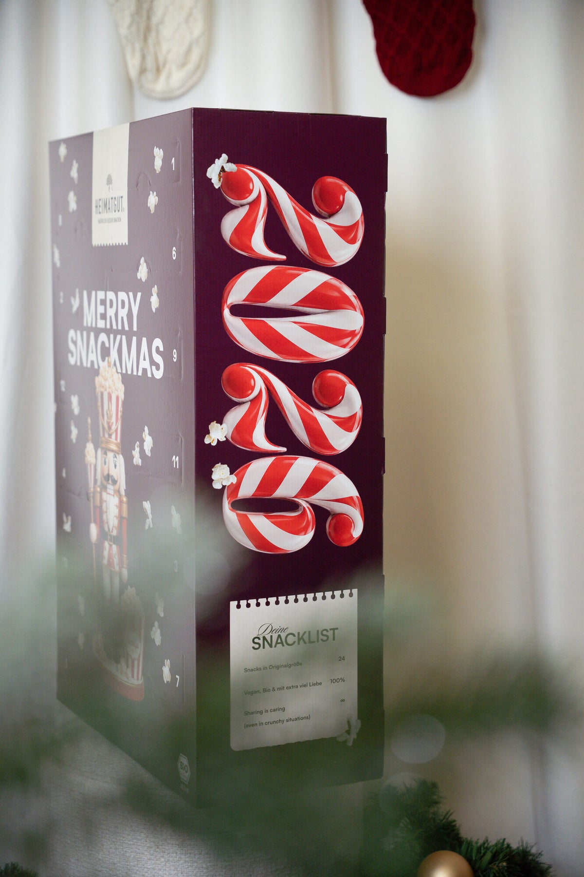 Heimatgut Adventskalender 2026 Seitenansicht mit 2026 in Zuckerstangen-Optik