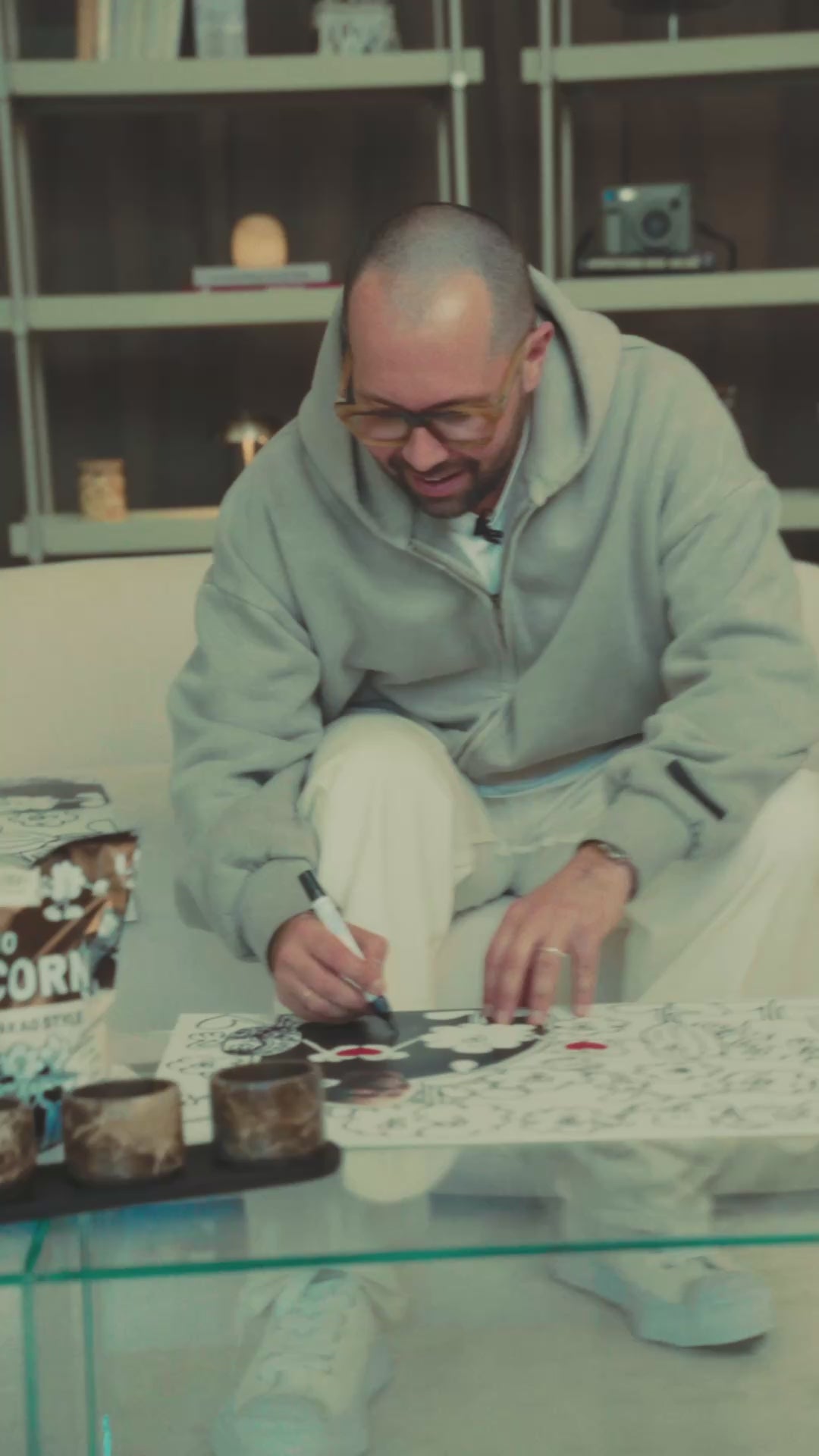 Video laden: Jede Box wird von David Puentez persönlich signiert — ein echtes Unikat für deine Snack-Collection.